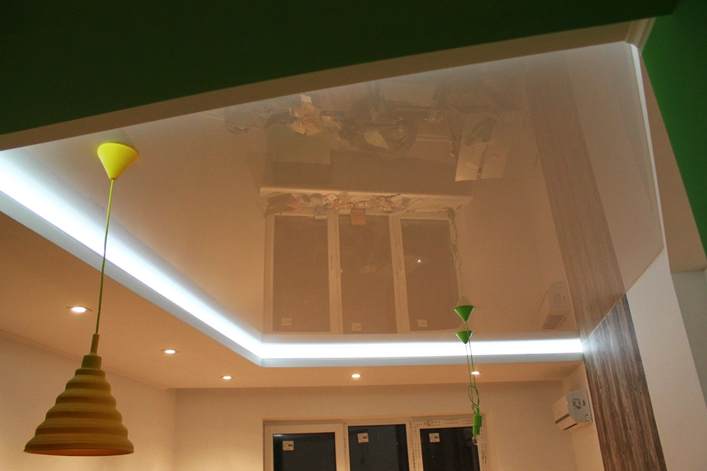 Натяжной потолок с коробом из гипсокартона с подсветкой